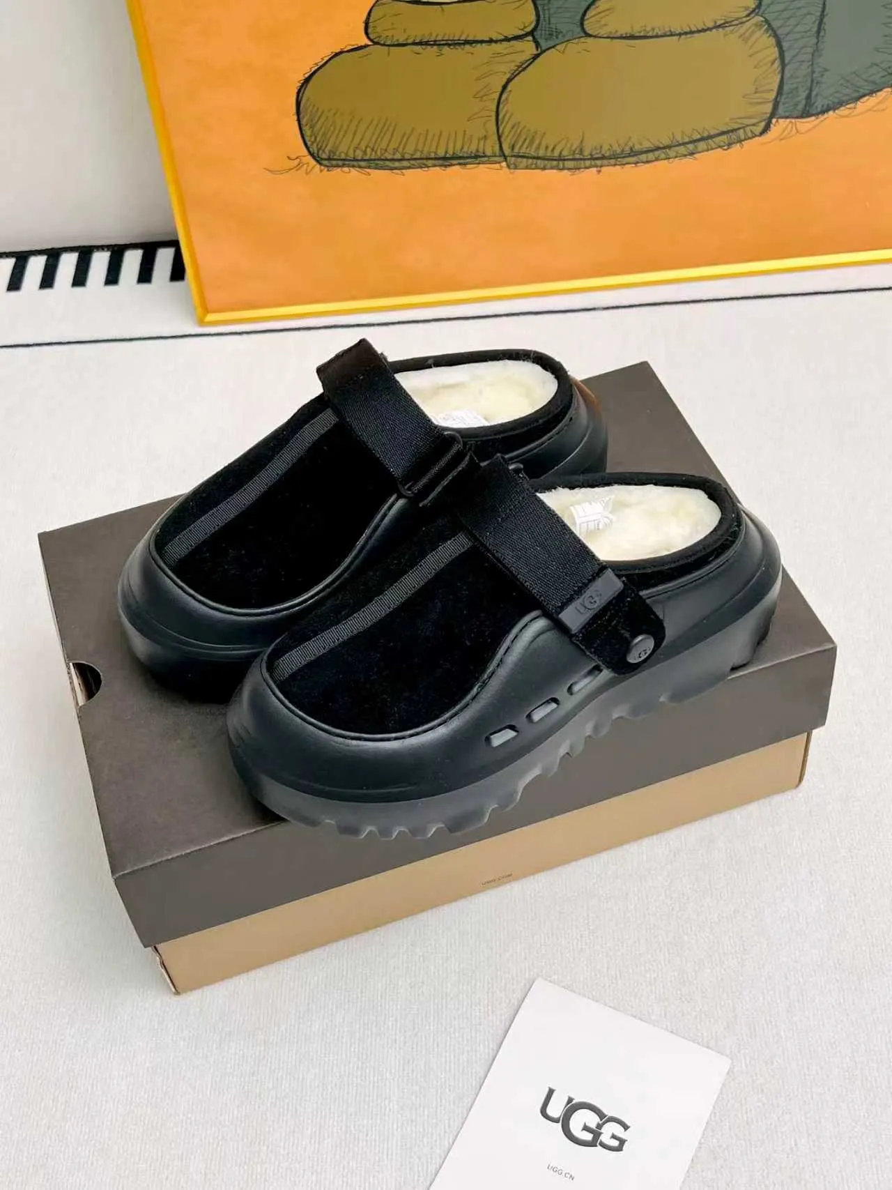 p500🐮🐮 (same style for men and women) UGG 2025 new small potato, half drag and one kick to unlock the relaxed feeling, lightweight and thin sole, always light and fashionable, casually stepping out of the new style, it feels very UGG, classic suede with soft wool lining insole, rubber foam outsole, hot stamped logo ✅Color: bright green, bright yellow, maroon, black ✅Number of codes: 35 to 45 (synchronized with the official website)
